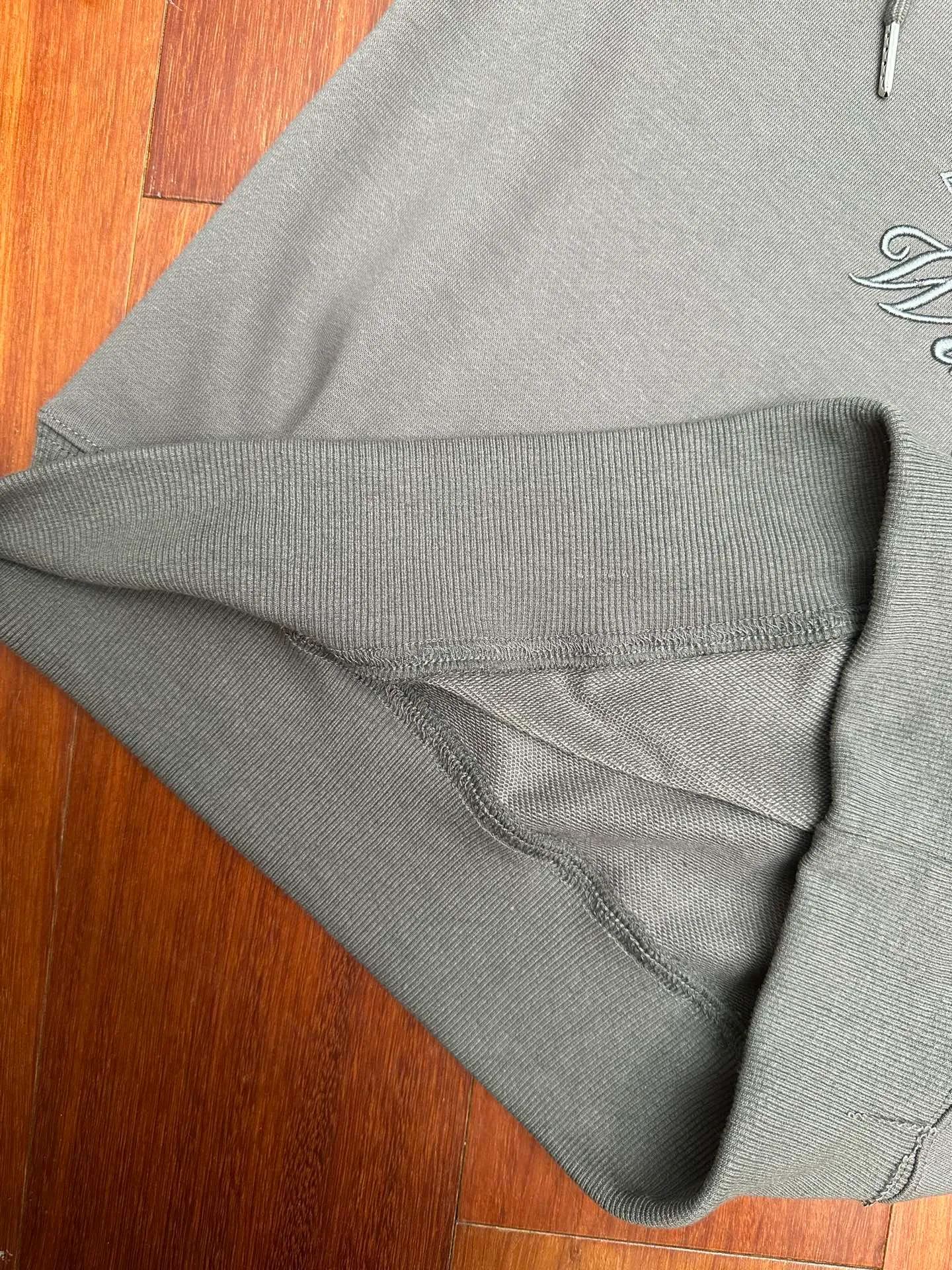 P280 RalphLauren/Ralph Lauren 2025 new autumn and winter large embroidered hooded sweatshirt Ralph Lauren's age-reducing item, the coat fabric is made of 60% cotton ➕40% polyester, which not only retains the softness, comfort and breathability of cotton, but also adds the wear resistance and wrinkle resistance of polyester fiber, making the clothes more durable and easy to care for. Even in slightly cooler weather, you won't feel stuffy when wearing it. This kind of fabric has a natural crisp feel and is not easy to pill or deform. Hooded design effectively improves thermal insulation performance. The embroidery on the chest and the fabric are of the same color. The colors are full, three-dimensional and lifelike, adding a bit of liveliness and interest to the whole sweatshirt. There is no pressure to dress, regardless of age or gender. Complete accessories!  Color: navy blue, black, gray size: S-xL